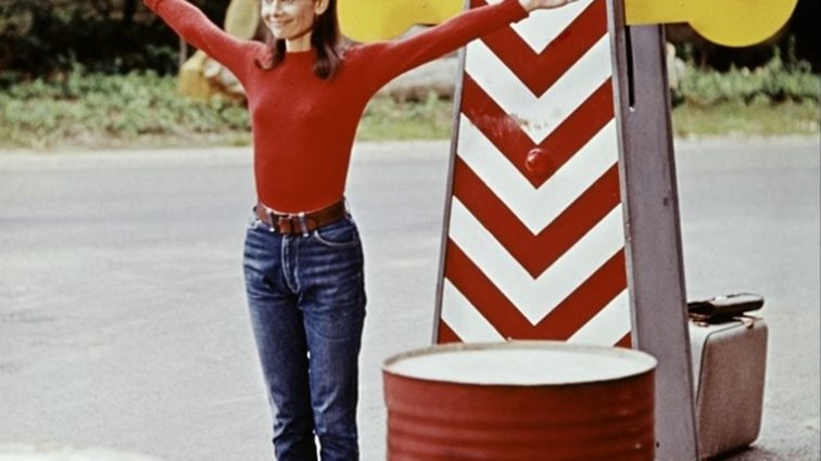 Audrey Hepburn: Πως σε ταινία του 1967 φορά όλες τις τάσεις της φετινής Άνοιξης
