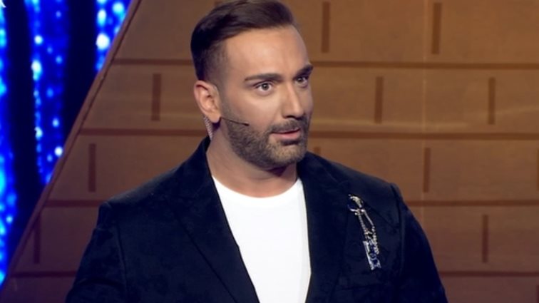 J2US | Η εμφάνιση του Νίκου Κοκλώνη μέσα από μια &quot;πυραμίδα&quot;