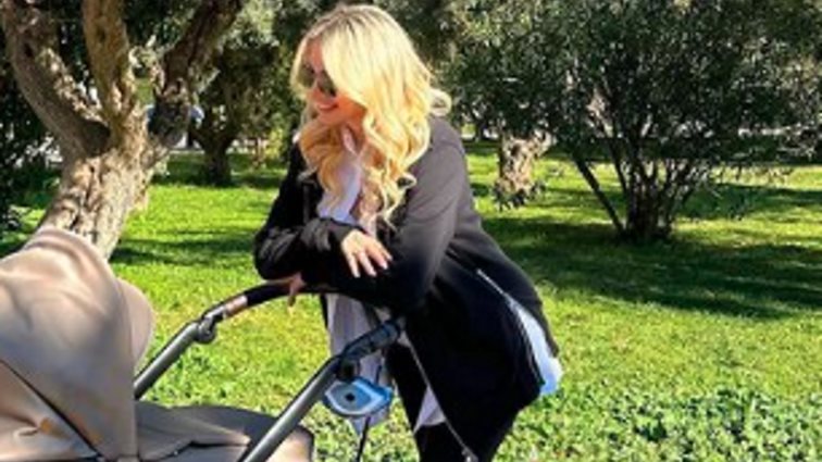 Κωνσταντίνα Σπυροπούλου | To μωράκι της έγινε 40 ημερών - Η πρώτη τους βόλτα