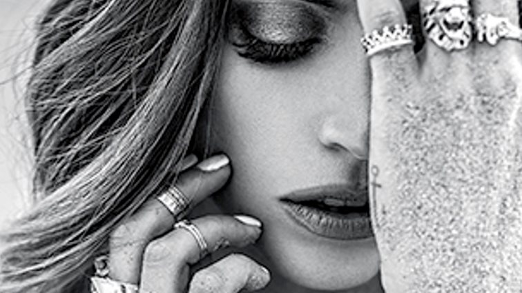 Αθηνά Οικονομάκου: «Σε αυτή τη ζωή υπάρχει φθόνος και ζήλια. Καταλαβαίνω όσους μπορεί να μη χαίρονται με τη χαρά μου»