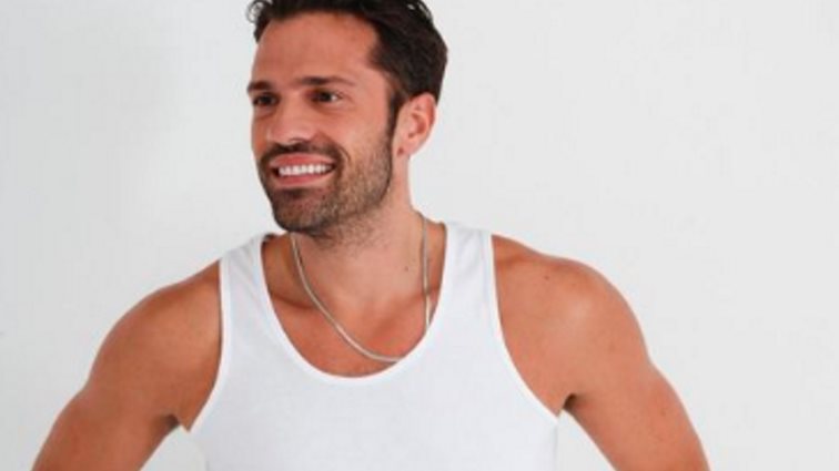 Eye Candy | O Κωνσταντίνος Αργυρός ποζάρει με μαγιό, σκουφάκι και γυαλιά πισίνας