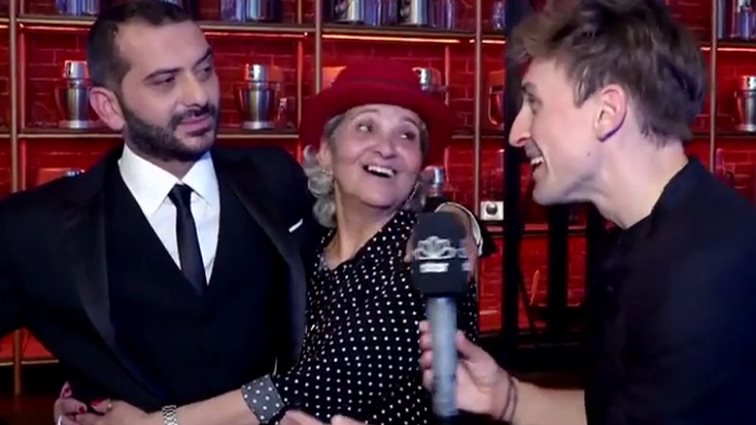 Video Of The Day: Ο Λεωνίδας Κουτσόπουλος έδωσε συνέντευξη μαζί με τη μαμά του!