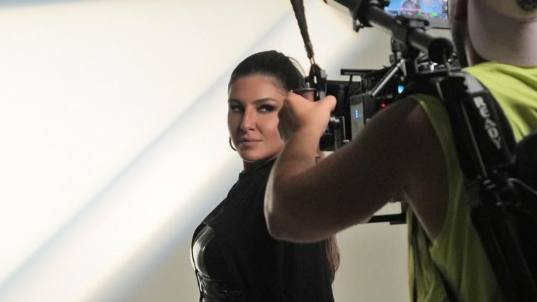 Η Έλενα Παπαρίζου στα γυρίσματα του "Update"