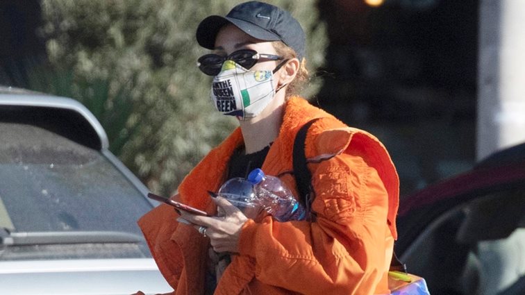 Η Ελένη Φουρέιρα σε χαλαρή βόλτα στη Γλυφάδα