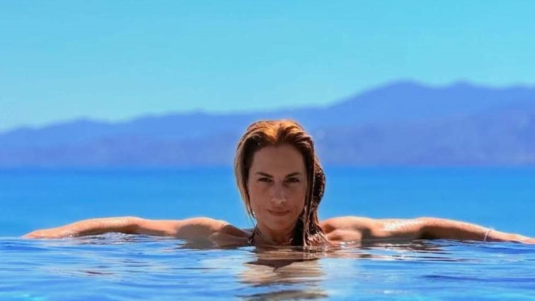 Η φωτογραφία της Ντορέττας Παπαδημητρίου στην πισίνα με μαγιό που έριξε το instagram