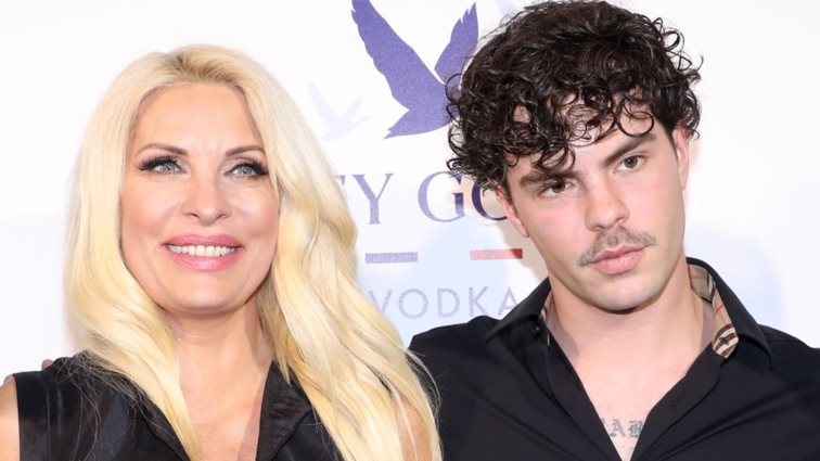 Ο Άγγελος Λάτσιος εύχεται στην Ελένη Μενεγάκη με #familygoals φωτογραφία