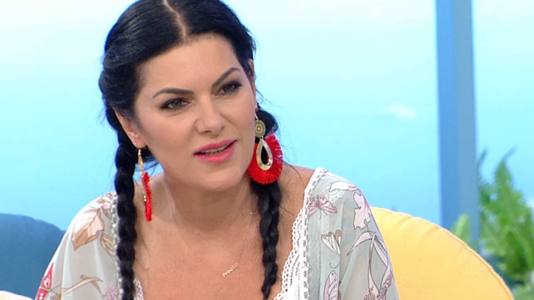 Σάννυ Μπαλτζή: Έγινε κουμπάρα! Δείτε την εκκεντρική εμφάνιση στον γάμο Ζουγανέλη - Δημητρίου