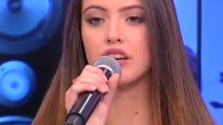 Δανάη Λιβιεράτου: Δείτε τη 14χρονη κόρη του Λάμπη Λιβιεράτου να τραγουδάει ζωντανά στο πλευρό του μπαμπά της!