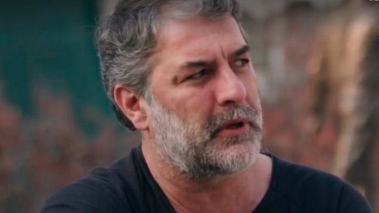 Βασίλης Μπισμπίκης | Στηρίζει τη Λένα Κιτσοπούλου μετά τα αρνητικά σχόλια που δέχτηκε για την παράσταση &quot;Σφήκες&quot;