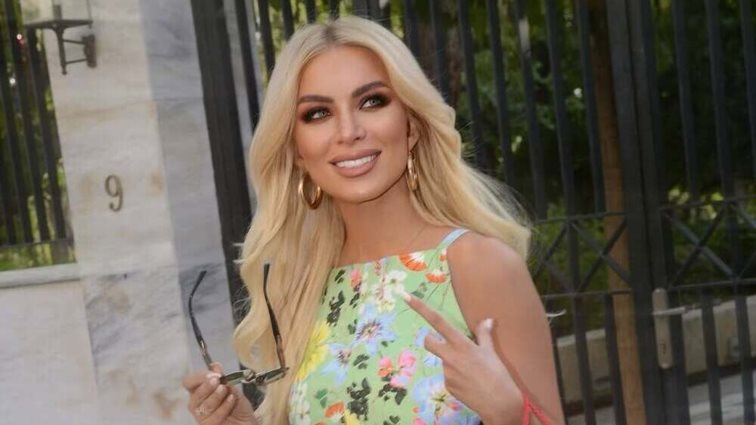 Τι να βάλω στο γραφείο; Η Κατερίνα Καινούργιου σου δίνει την τέλεια ιδέα με τη μίντι φούστα από τη Massimo Dutti