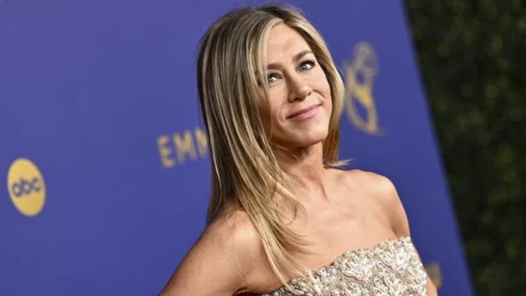 Jennifer Aniston | Πώς νιώθει για την επιστροφή του χαρακτηριστικού στιλ της Rachel Green