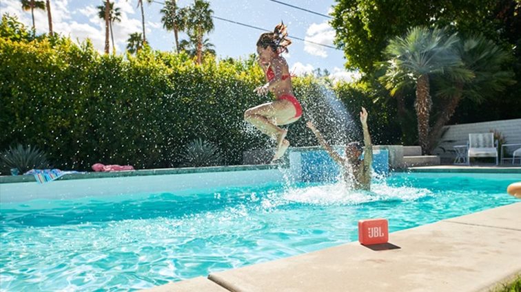 Tα Aπόλυτα Gadgets Tης JBL
: Σκέψου τις ανάγκες σου, επέλεξε το κατάλληλοτερο και πάρε τον ήχο μαζί σου στις διακοπές!