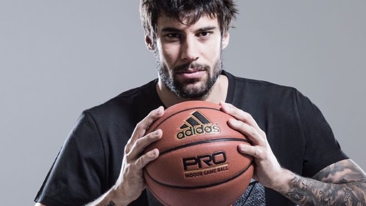 Γιώργος Πρίντεζης: Η πιο γλυκιά φωτογραφία του! Με την κόρη του στην αγκαλιά του κατά τη διάρκεια των διακοπών του