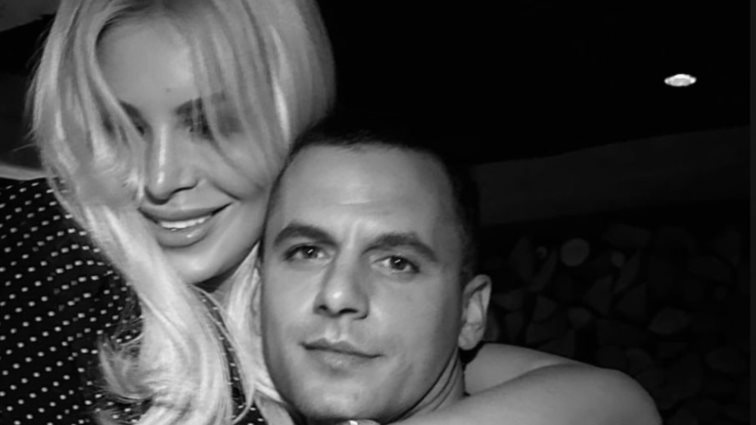 Η Κατερίνα Καινούργιου ποζάρει στην αγκαλιά του Παναγιώτη Κουτσουμπή