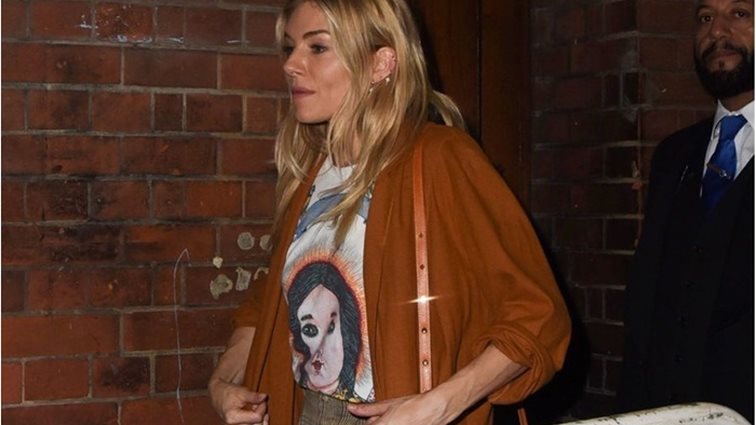 Αυτό είναι το cult T-shirt που φορούν όλες οι fashion insiders
: Το φόρεσε και η Sienna Miller
