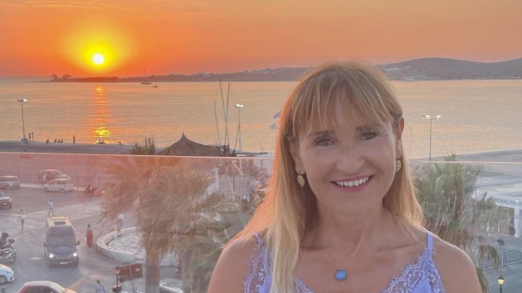 Μάρα Ζαχαρέα | Ποζάρει μπροστά στη Fontana di Trevi φορώντας το πιο κομψό, αέρινο φόρεμα