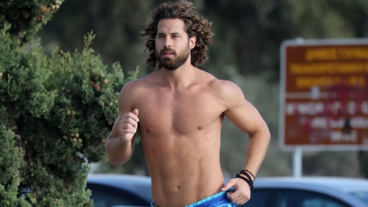 Ο Νάσος Παπαργυρόπουλος βγήκε για τρέξιμο χωρίς μπλούζα και... μοίρασε εγκεφαλικά