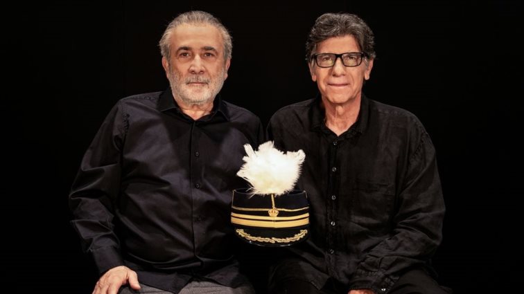 Αυτός είναι ο θίασος του "Ένας ήρωας με παντούφλες" με τον Λάκη Λαζόπουλο