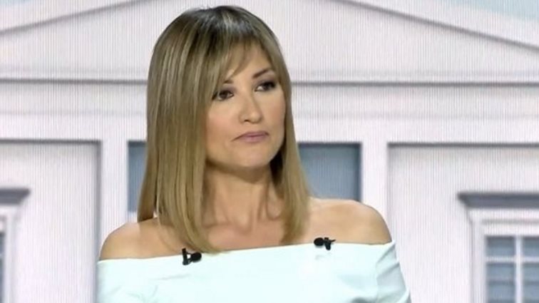 "Γκάφα" της Τζίμα στο δελτίο: Εβγαλε τσιγάρο και πήγε να καπνίσει, δεν ήξερε ότι είναι στον αέρα