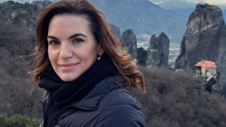 Όλγα Κεφαλογιάννη | Η ανοιξιάτικη εμφάνιση με γαλάζιο κοστούμι