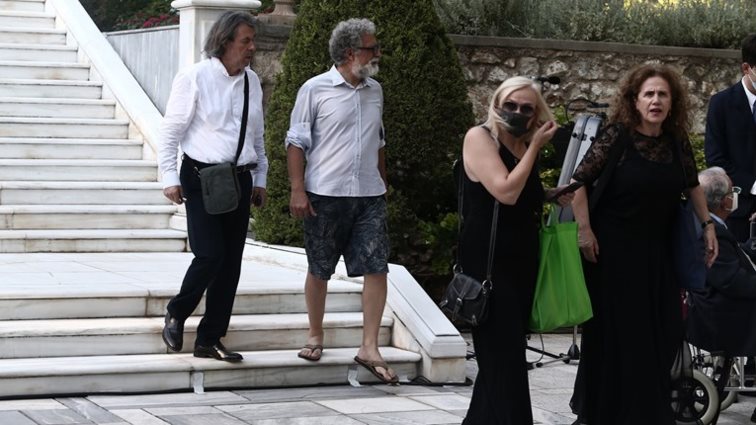 Λύθηκε το μυστήριο με τον προσκεκλημένο που πήγε με βερμούδα και σαγιονάρες στο Προεδρικό Μέγαρο