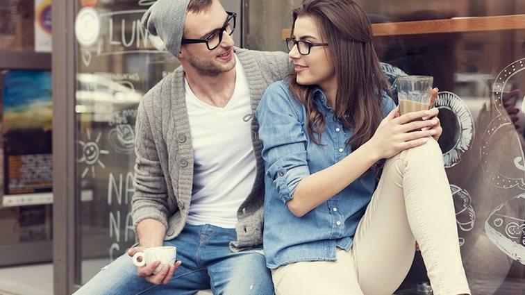 Μήπως σε βλέπει φιλικά; : Να γιατί τα δύο φύλα διαβάζουν διαφορετικά τα σημάδια
