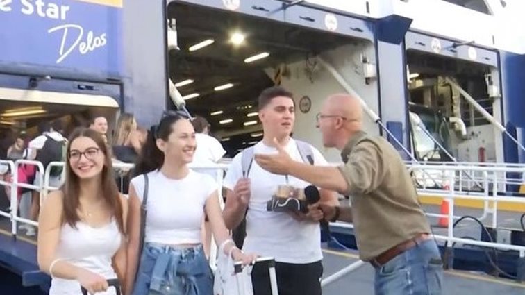 Ο Τσελίκας του ΣΚΑΙ έριξε κατά λάθος τον καφέ ταξιδιώτη στο λιμάνι του Πειραιά: "Ώπα, γούρι, γούρι"