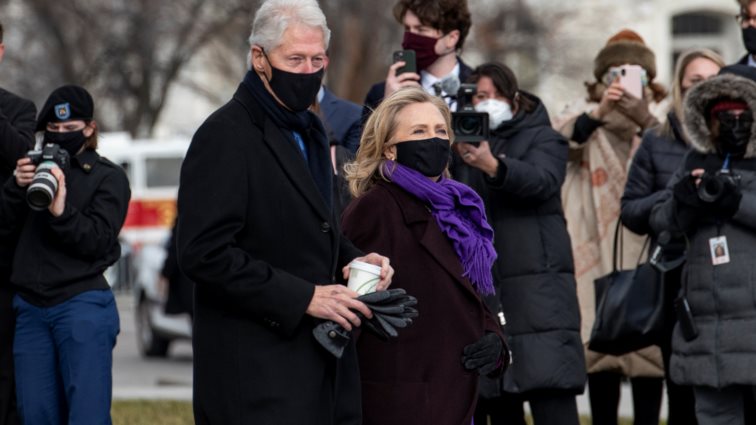 Viral ο Κλίντον: Τον πήρε ο... ύπνος στην ορκωμοσία Μπάιντεν