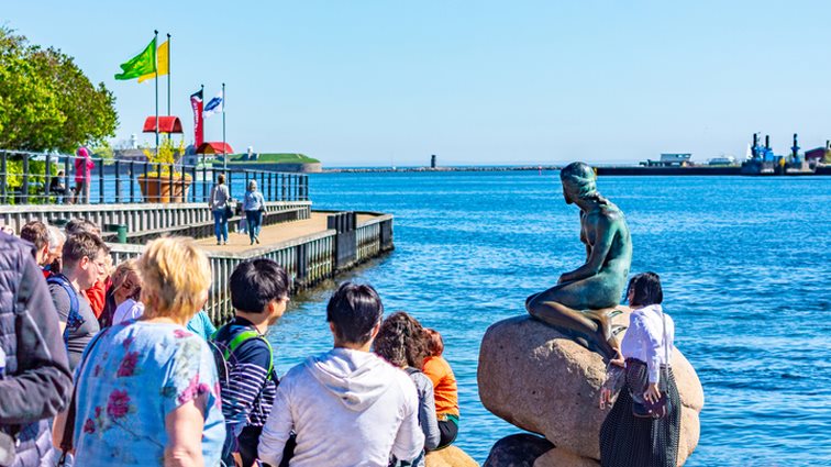 Βανδάλισαν ξανά τη "μικρή γοργόνα": Η ιστορία των 107 χρόνων του αγάλματος της Κοπεγχάγης