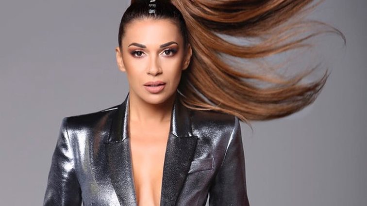 Ελένη Χατζίδου 
: Δείχνει τη φουσκωμένη κοιλίτσα της και αποκαλύπτει πόσο τρώει στην εγκυμοσύνη της