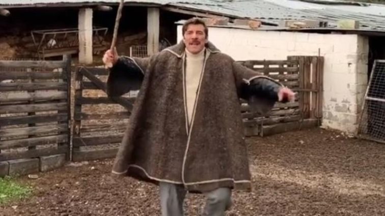 Γιάννης Στάνκογλου : Με την iconic κάπα του Γιάννη Βόγλη