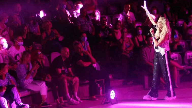 Η Άννα Βίσση έδωσε νέα συναυλία υπό τα βλέμματα των Σοφία Καρβέλα και Patricia Field