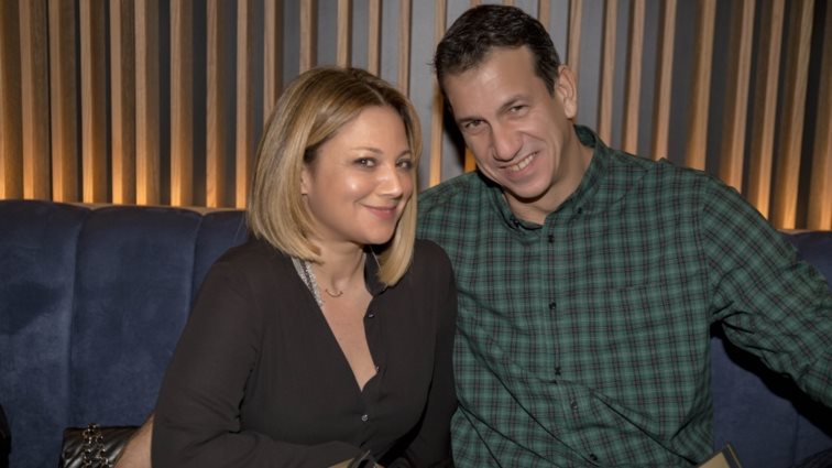 Η Νάνσυ Ζαμπέτογλου απαθανατίζει τον Νάσο Γαλακτερό και τα παιδιά τους