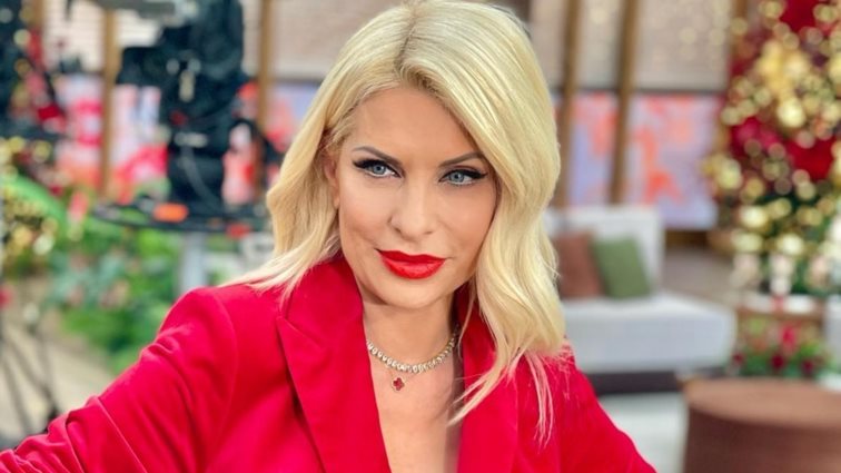 Το κόκκινο κοστούμι της Ελένης Μενεγάκη είναι ιδανικό για τις εορταστικές σου εμφανίσεις