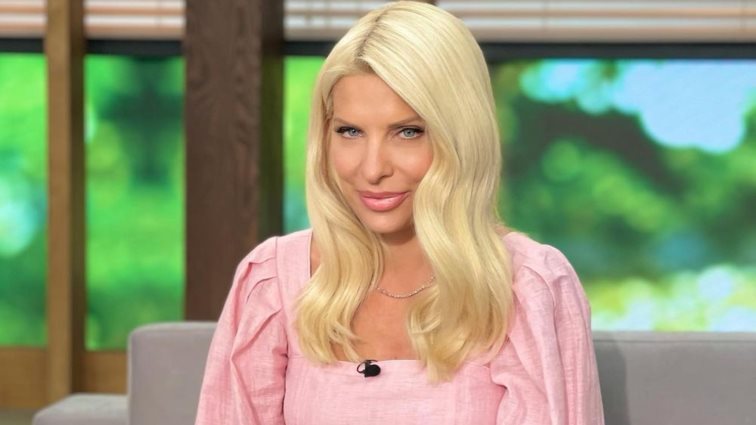 Η Ελένη Μενεγάκη φόρεσε το μαύρο δερμάτινο παντελόνι ακριβώς όπως όλες οι fashionistas στην εβδομάδα μόδας του Παρισιού