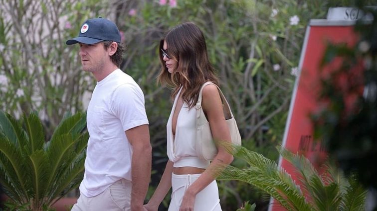 Nepo babies | Ο σύντροφος της κόρης της Cindy Crawford, Kaia Gerber είναι γιος διάσημου ηθοποιού των 80s