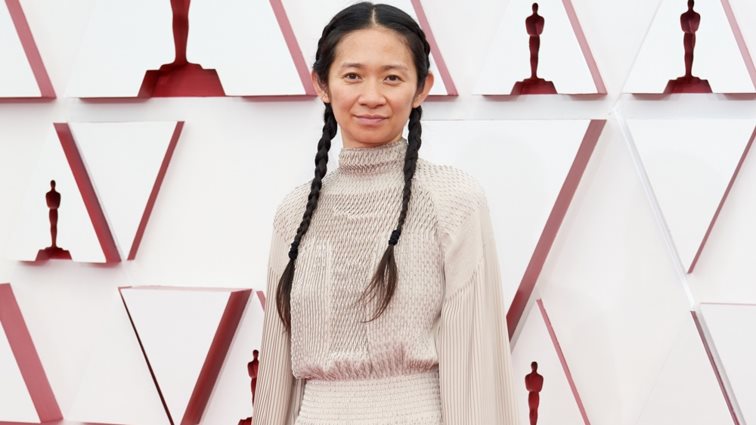 Chloé Zhao | Ποια είναι η νικήτρια του Oscar Σκηνοθεσίας που έγραψε ιστορία