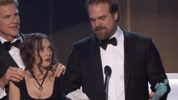 Winona Ryder: H εμφάνιση στη σκηνή των SAG Awards που σχολιάστηκε