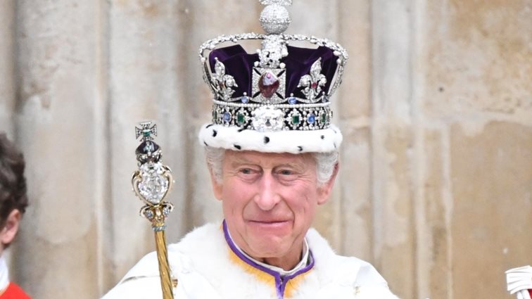 Βασιλιάς Κάρολος | Τα επίσημα πορτρέτα της στέψης και το προσωπικό μήνυμα του νέου μονάρχη