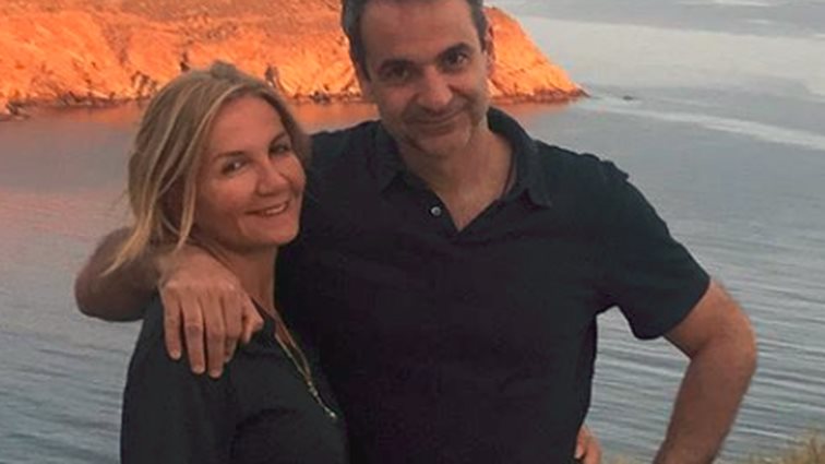 Κυριάκος Μητσοτάκης: Η οικογενειακή χριστουγεννιάτικη φωτογραφία με τα παιδιά του