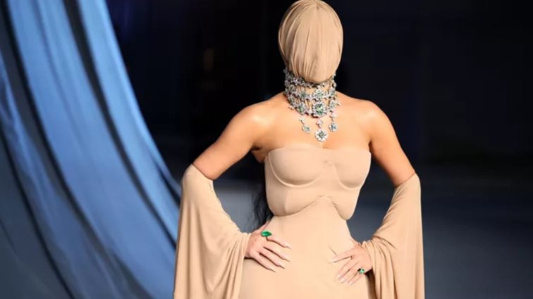 H εμφάνιση της Kim Kardashian σε gala με καλυμμένο πρόσωπο