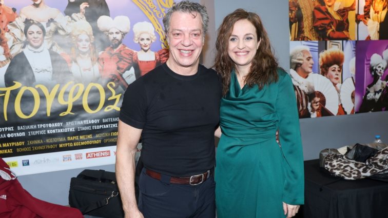 Γιάννης Τσορτέκης &amp; Έλενα Μαυρίδου ποζάρουν αγκαλιά στην πρεμιέρα του &quot;Ταρτούφου&quot;