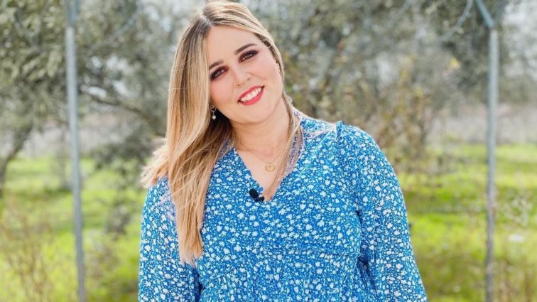 Η Εβελίνα Νικόλιζα ποζάρει με μαύρα εσώρουχα στον καθρέφτη της