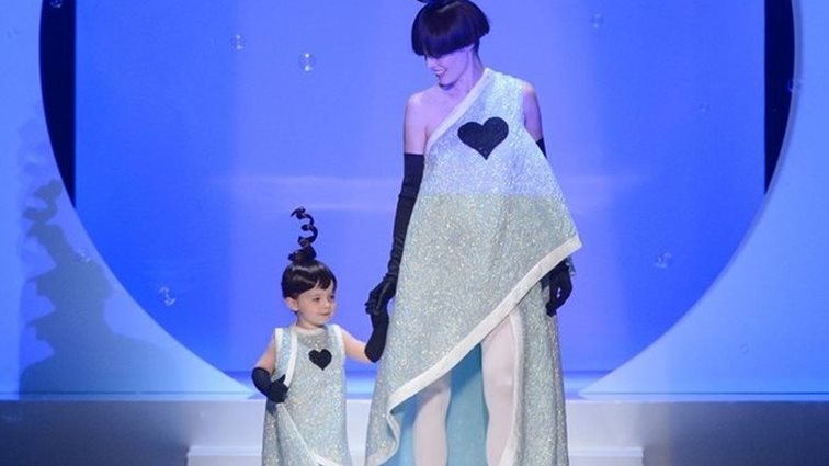 Coco Rocha: Το γλυκό στιγμιότυπο με την κόρη της στην πασαρέλα
