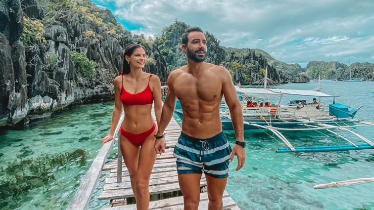 Η Χριστίνα Μπόμπα και ο Σάκης Τανιμανίδης έκαναν την απογευματινή τους βόλτα και μας χάρισαν το πιο τρυφερό στιγμιότυπο με τις δίδυμες!