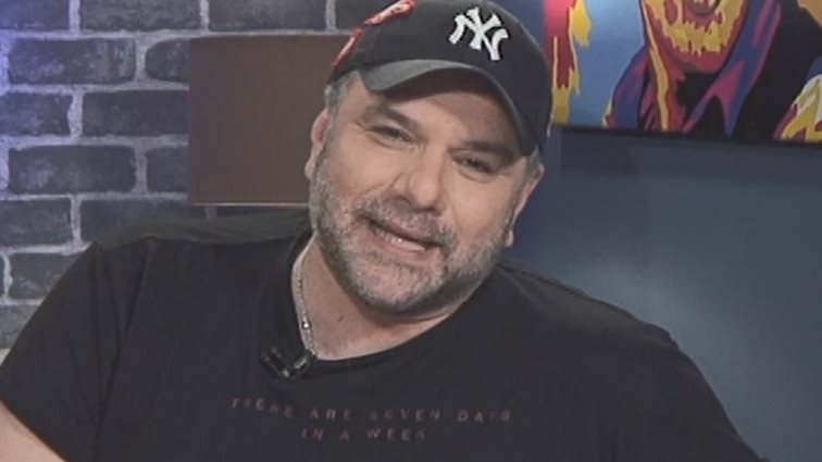 Γρηγόρης Αρναούτογλου: Με μάσκα μπροστά στην κάμερα! «Μου φαίνεται τόσο αστείο όλο αυτό που συζητάμε»