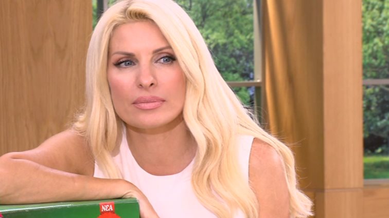 Ελένη Μενεγάκη

: Φανατική θαυμάστρια γειτόνισσα της έρανε με γαρδένιες τον δρόμο του σπιτιού της &amp; της το είπε on air