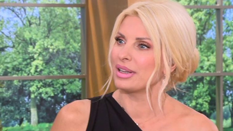 Ελένη Μενεγάκη: Η σέξι εμφάνιση στο πλατό, οι σπαρταριστές απορίες &amp; απολαυστικός διάλογος με τους συνεργάτες της