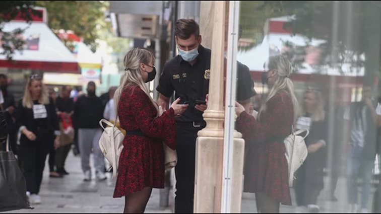 Σε ρυθμό Χριστουγέννων η αγορά: Ανοικτά σήμερα τα εμπορικά καταστήματα - Το εορταστικό ωράριο από Δεύτερα