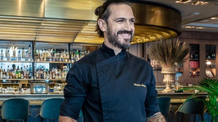 Ο Δημήτρης Μακρυνιώτης ποζάρει με την πεθερά του και μαμά του Γιώργου Μαζωνάκη